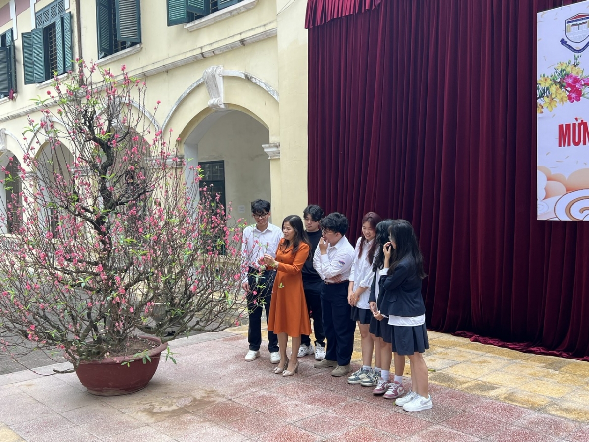 Cô giáo Trần Thị Tuyến - Bí thư Đảng ủy, Phó hiệu trưởng Trường THPT Chu Văn An cùng các học sinh xuất sắc chuẩn bị được kết nạp Đảng