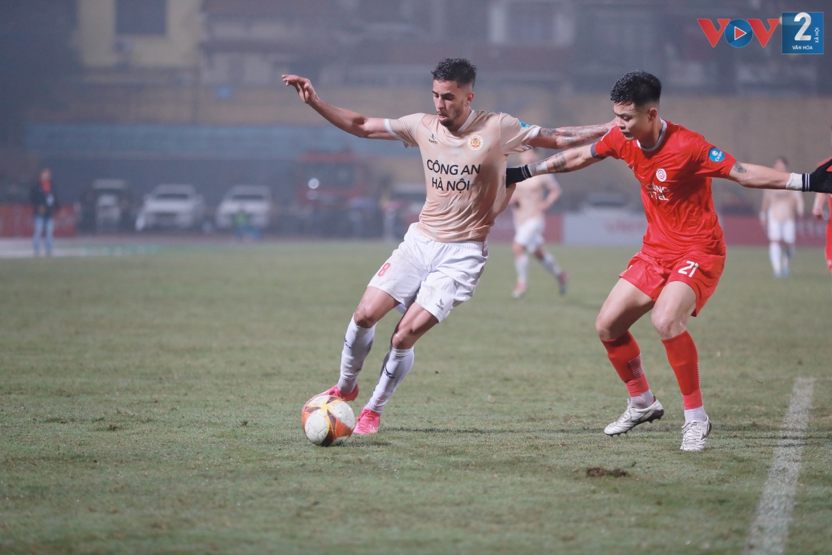 Công an Hà Nội đẩy cao đội hình mong tìm kiếm bàn gỡ, nhưng không thể vượt qua hàng thủ chơi tập trung của Thể Công Viettel