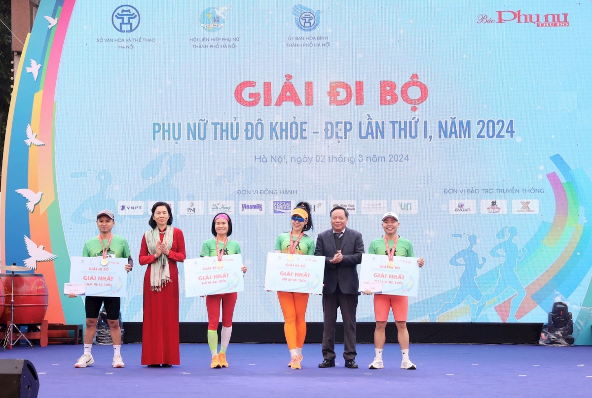Trao giải cho các VĐV đạt thành tích về Nhất