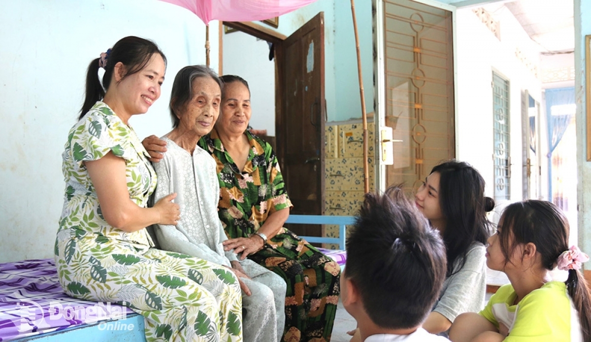 Cụ Trịnh Thị Khơi cùng con cháu