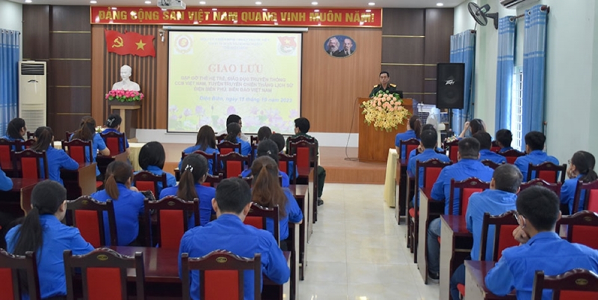 Cựu chiến binh khối các cơ quan và doanh nghiệp tỉnh Điện Biên giáo dục truyền thống cho đoàn viên thanh niên (Ảnh KT)
