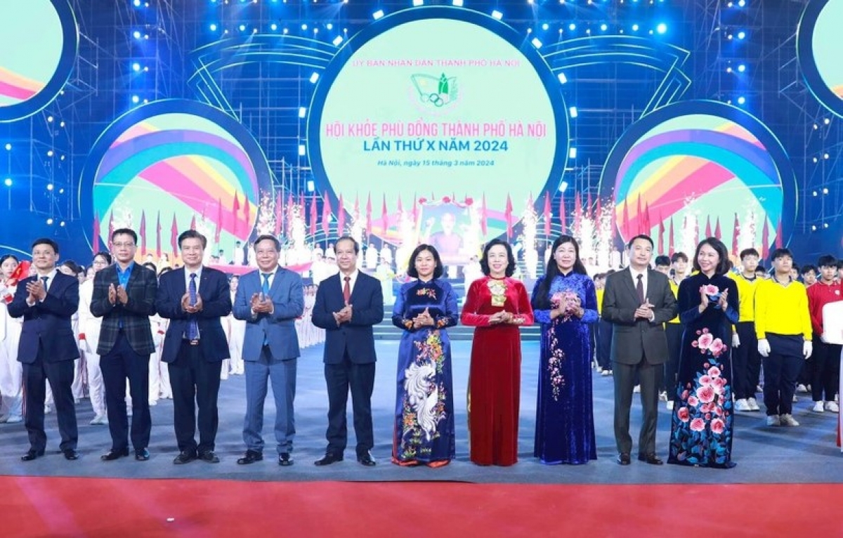 Bộ trưởng Bộ GD-ĐT Nguyễn Kim Sơn; Phó Bí thư Thường trực Thành ủy Hà Nội Nguyễn Thị Tuyến cùng đại biểu Sở, ngành TP. Hà Nội chúc mừng các vận động viên tham gia Hội khoẻ