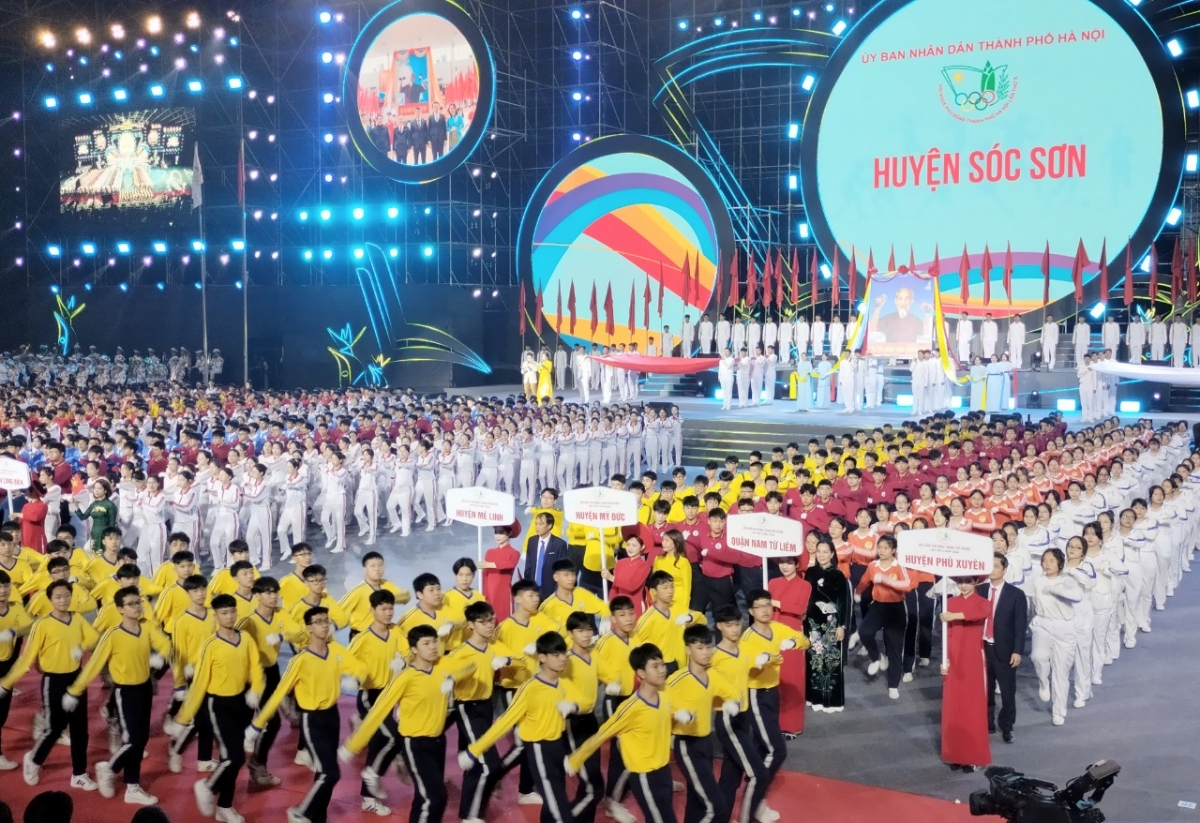 Màn diễu hành của hơn 2.200 người là vận động viên, huấn luyện viên đại diện cho học sinh của các trường học các quận, huyện, thị xã TP. Hà Nội