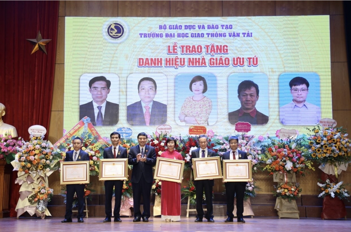 PGS.TS Nguyễn Đắc Vinh, Chủ nhiệm Ủy ban Văn hóa, Giáo dục Quốc hội trao tặng danh hiệu Nhà giáo ưu tú cho các giảng viên của Trường ĐHGTVT