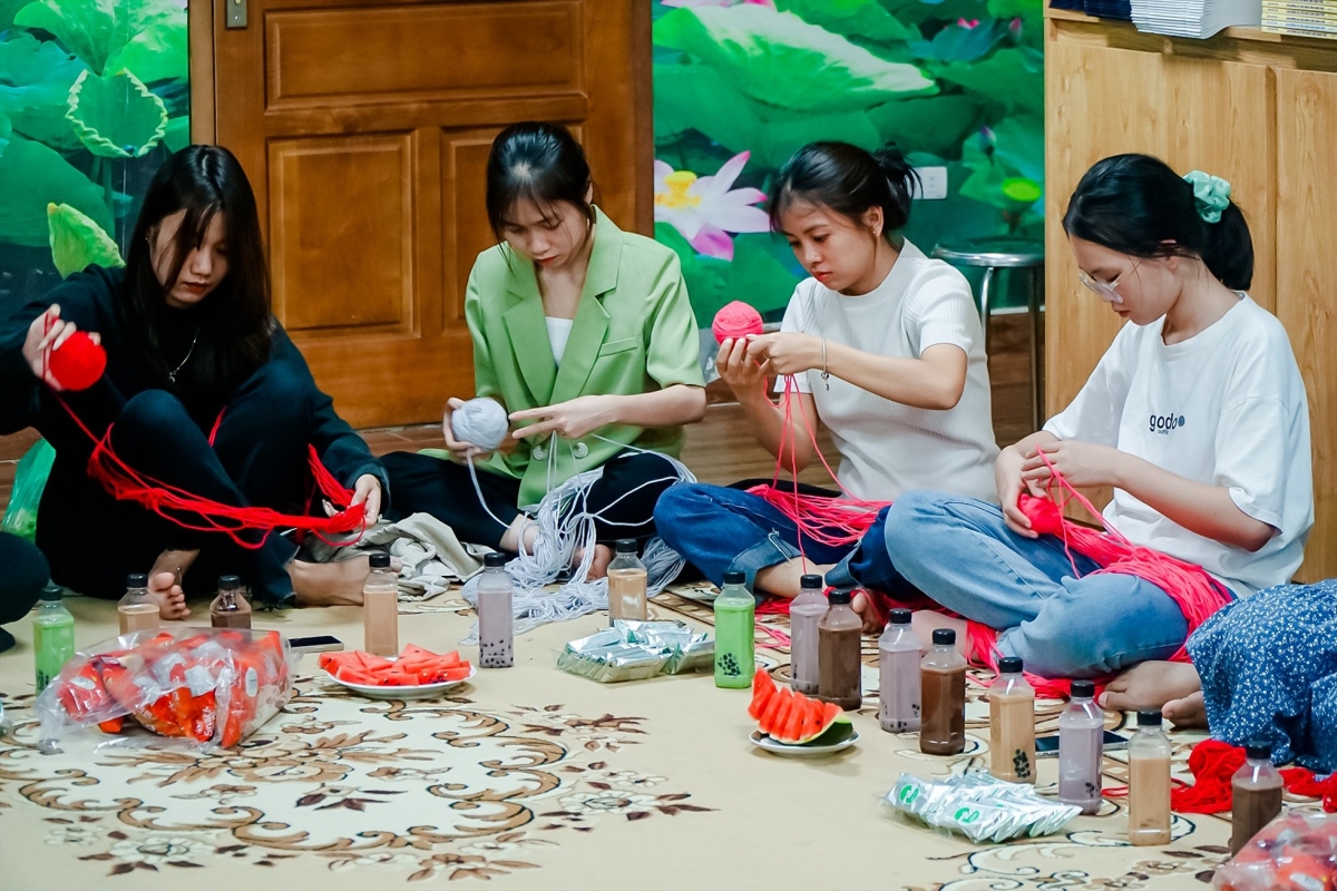 Một số bạn trẻ trong nhóm Đông ấm đan yêu thương