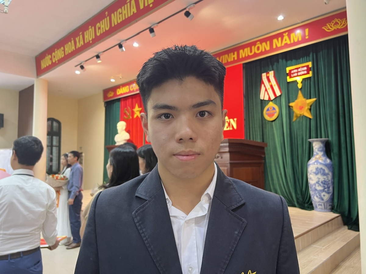 Nguyễn Việt Đức học sinh lớp 12A1