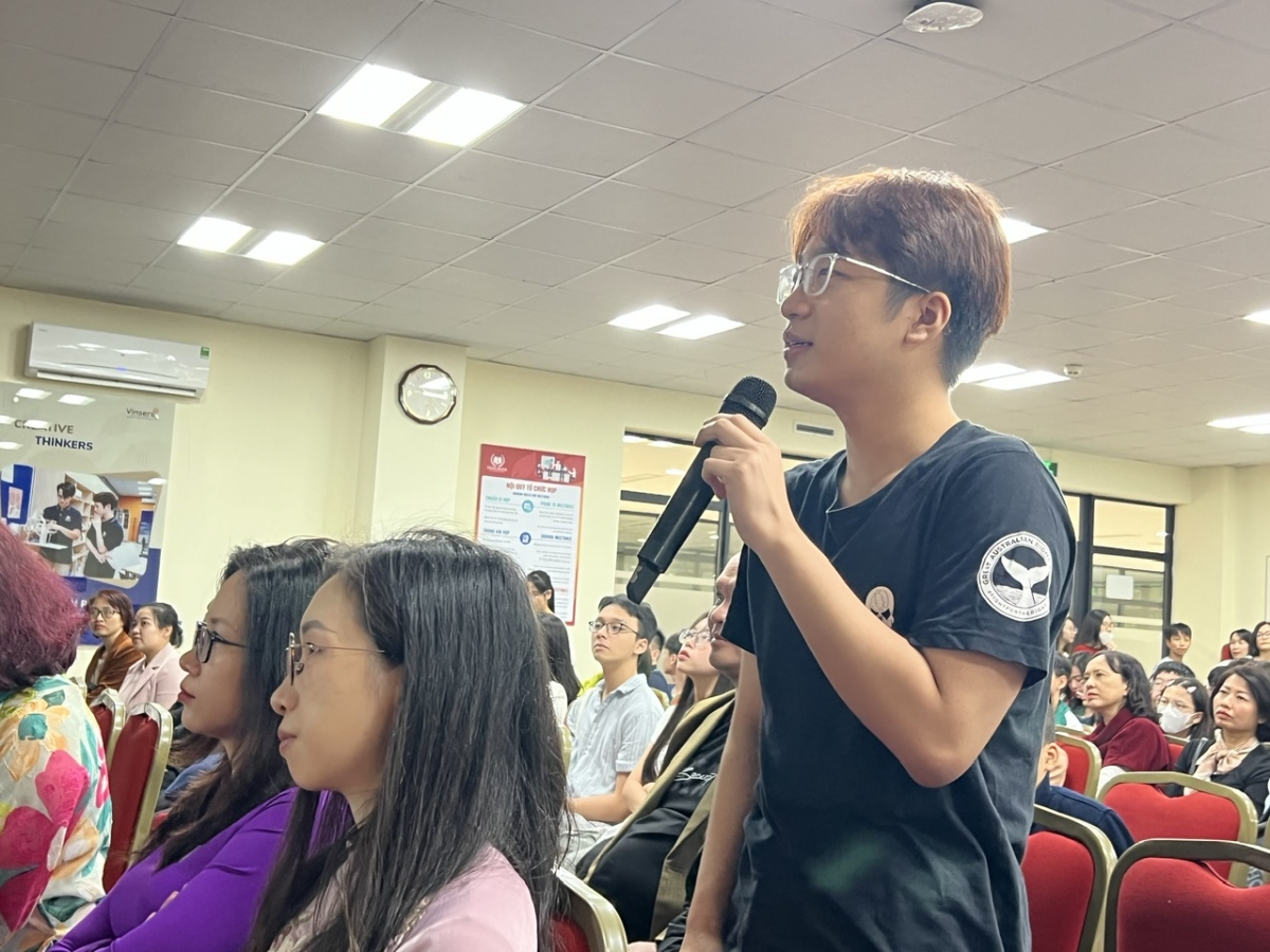 Học sinh tương tác với diễn giả về cách giải toán