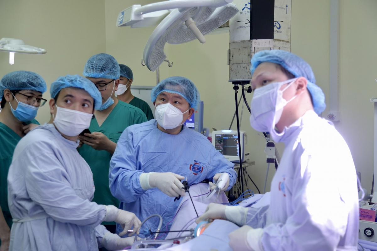 Các bác sĩ khoa Ngoại vú thao tác trong phòng mổ