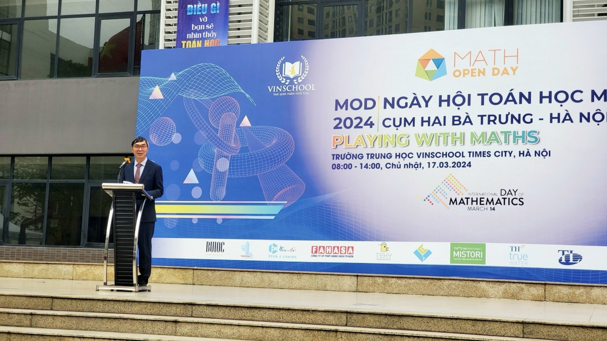 PGSTS Lê Minh Hà - Giám đốc điều hành Viện NCCC về Toán phát biểu khai mạc Ngày hội toán học mở Cụm Hai Bà Trưng - Hà Nội