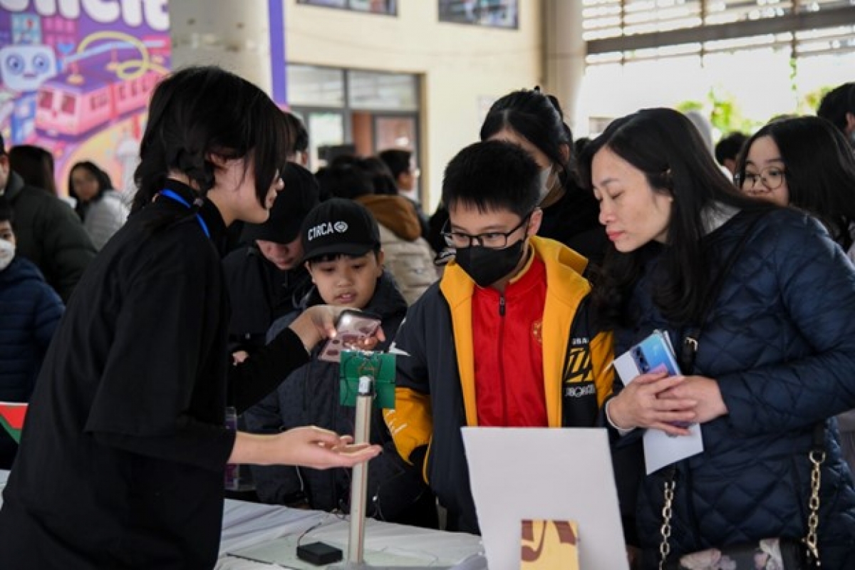 Học sinh và phụ huynh phấn khích với những trải nghiệm khoa học