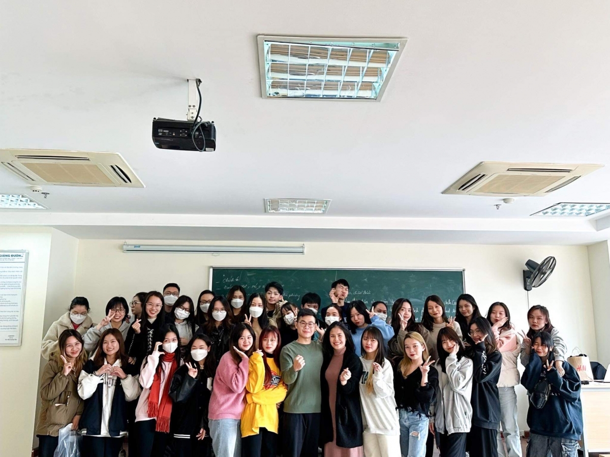 MC Kim Phượng cùng lớp học viên của mình.