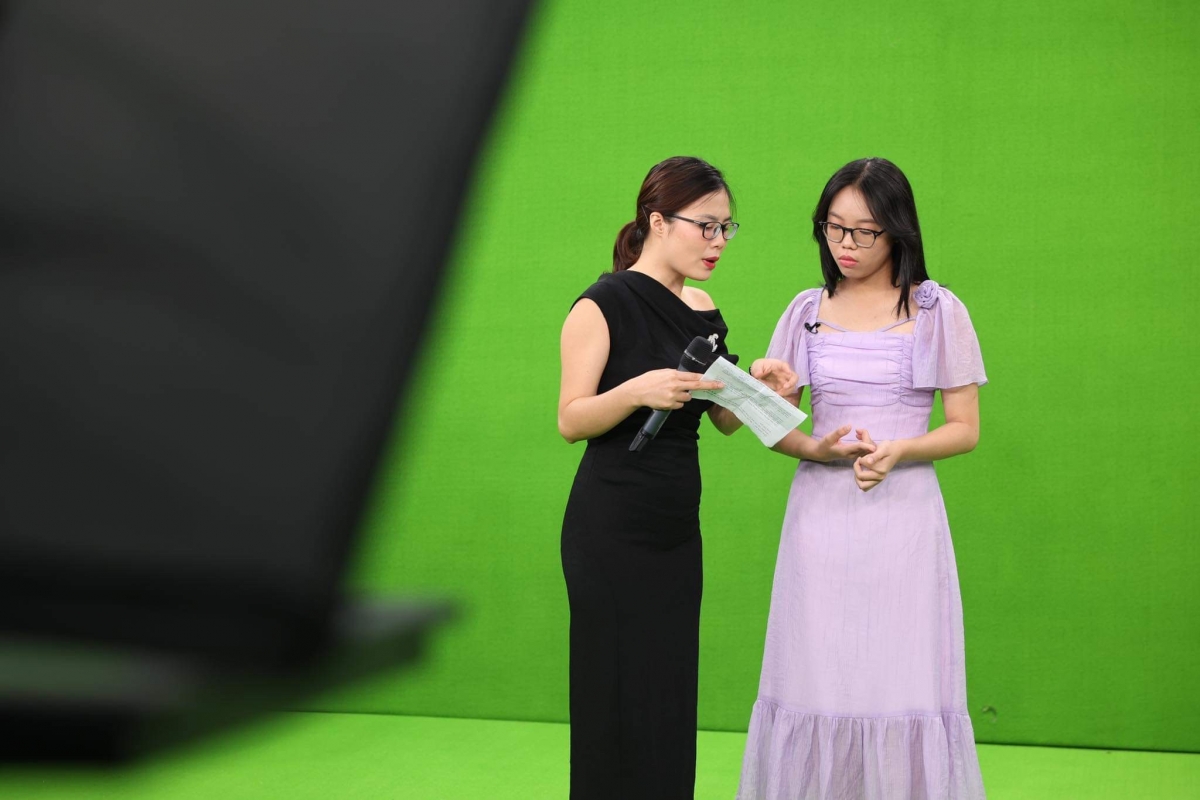 MC, nhà báo Kim Phượng trước giờ lên sóng.