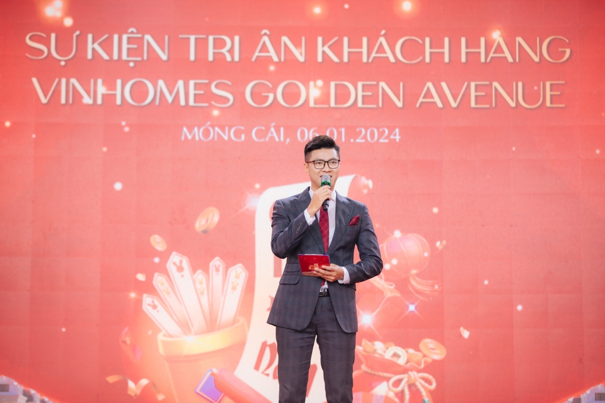 MC Việt Anh chọn hẳn công việc dẫn chương trình ở mảng bất động sản. Công việc cho anh cơ hội di chuyển đến nhiều tỉnh thành trong cả nước.