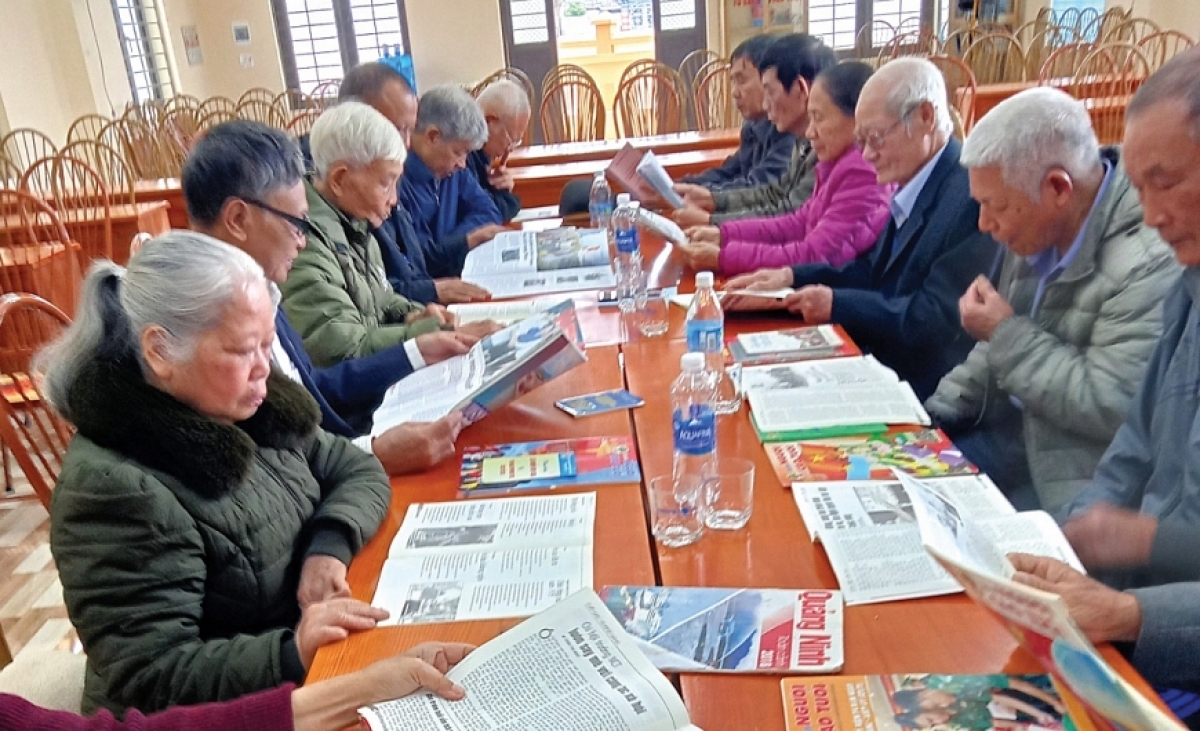Người cao tuổi đọc sách báo