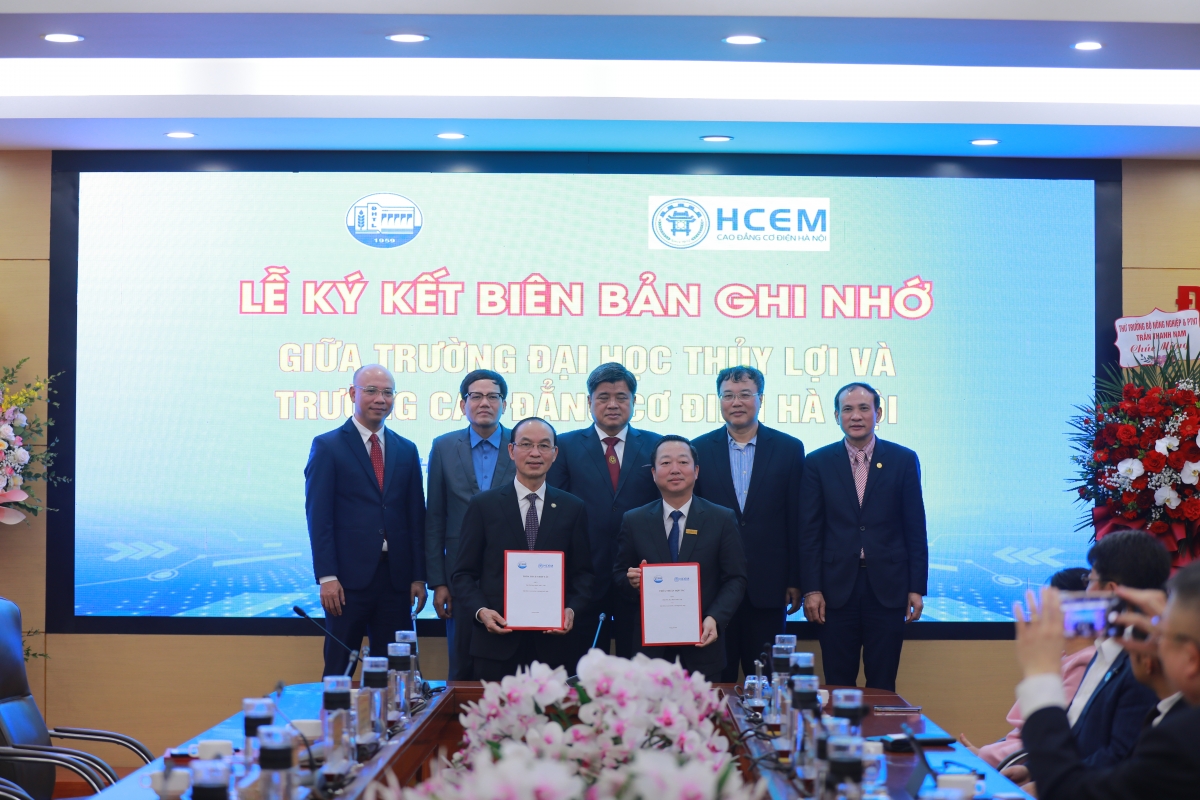 Ông Đồng Văn Ngọc Hiệu trưởng Trường CĐ Cơ Điện Hà nội ký kết hợp tác với trường ĐH Thủy lợi