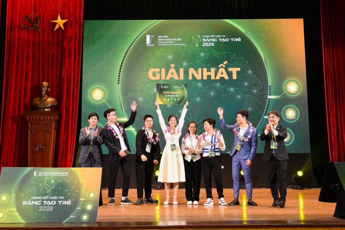 Các thành viên đội Neural of Things  nhận giải nhất  Sáng tạo trẻ 2023 
