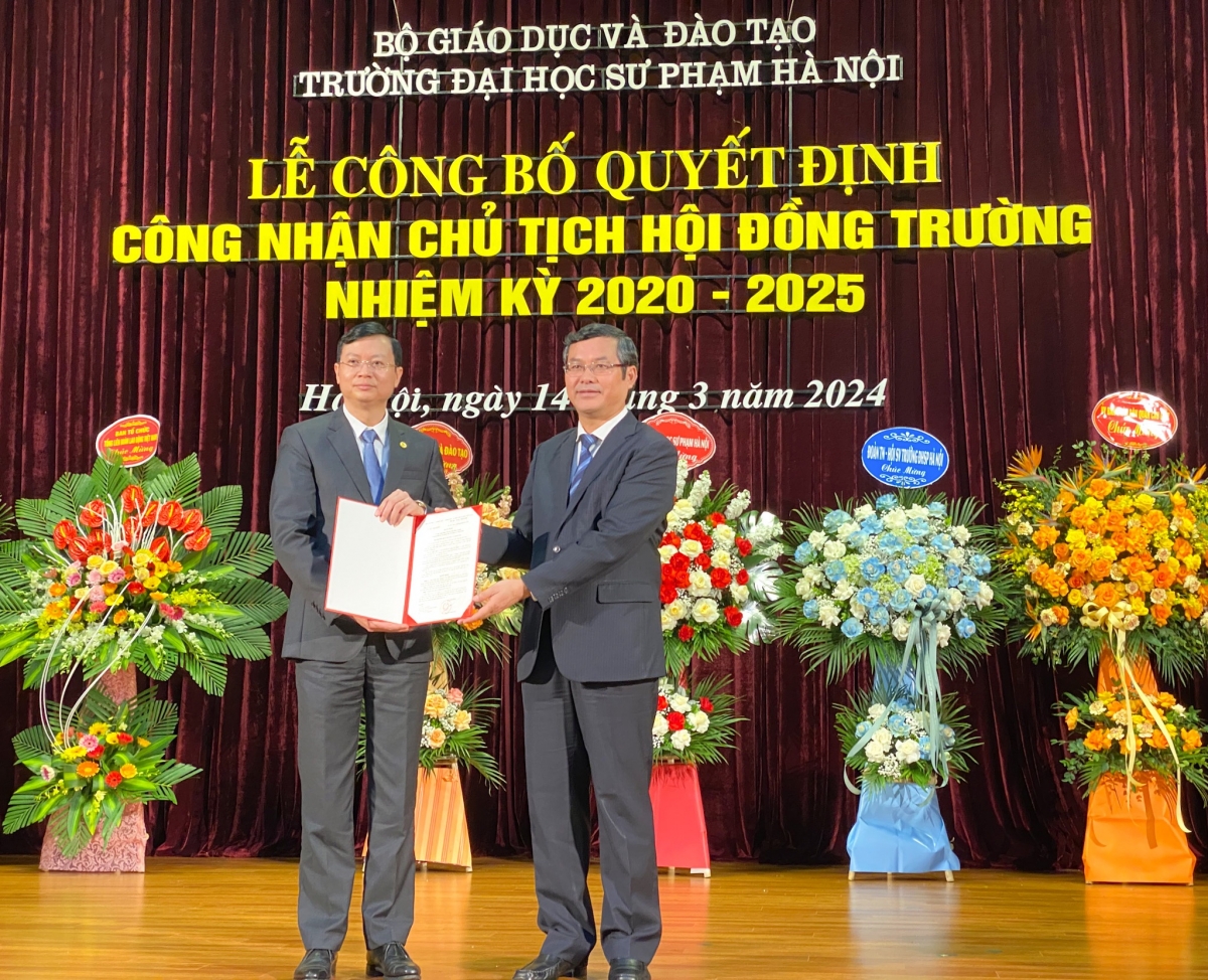 Thứ trưởng Nguyễn Văn Phúc trao quyết định Chủ tịch Hội đồng trường Đại học Sư phạm Hà Nội cho PGS.TS Nguyễn Văn Hiền.