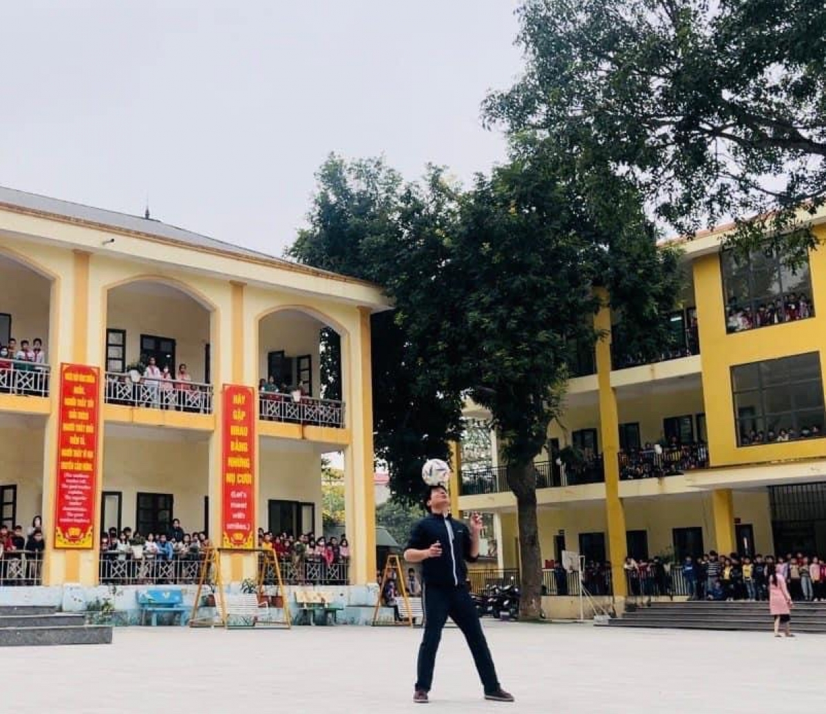Thầy Đào Chí Mạnh trong lần lập kỷ lục thứ hai góp vào chương trình "Kỷ lục và những điều hơn thế" đem mùa xuân đến cho những học sinh thiệt thòi.