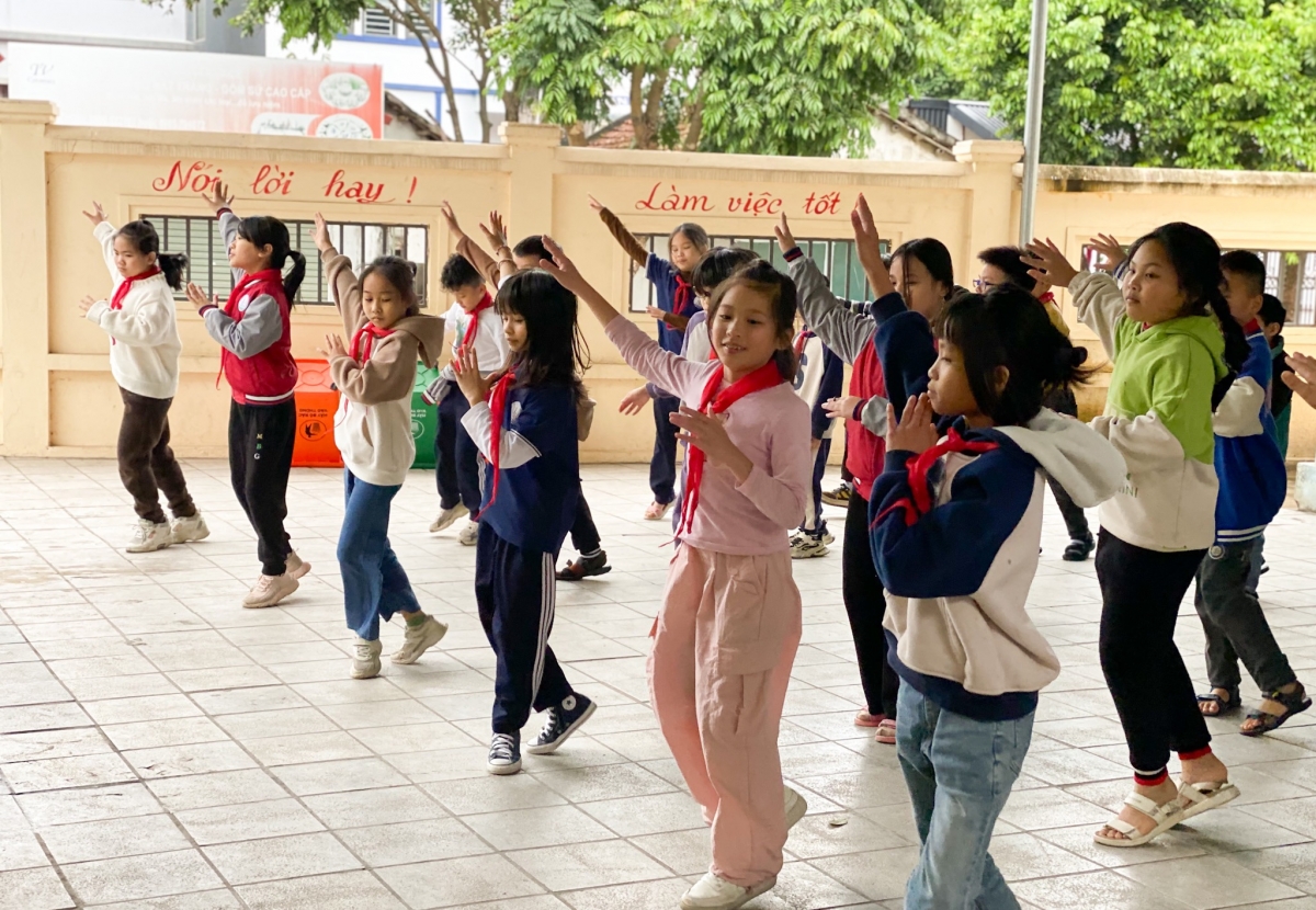 Học sinh, thầy cô và Ban giám hiệu tiểu học Hợp Hội B có 30 phút Vũ điệu sân trường vào các chiều thứ 3 và thứ 5 hàng tuần.