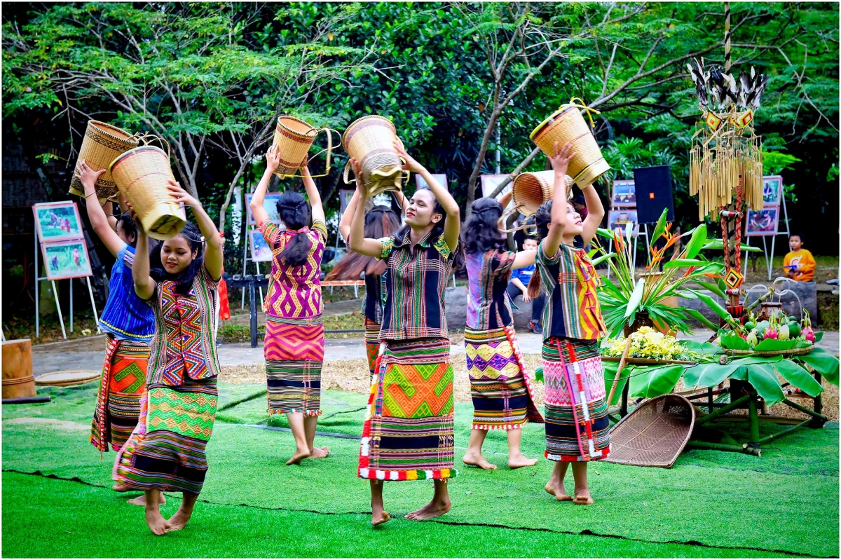 Trình diễn trang phục của đồng bào X'tiêng (Bình Phước) là một trong những điểm nhấn của "Ngày hội hoa Ban" tại Làng VHDL các DTVN tháng 3/2024. Ảnh: Làng VHDL các DTVN