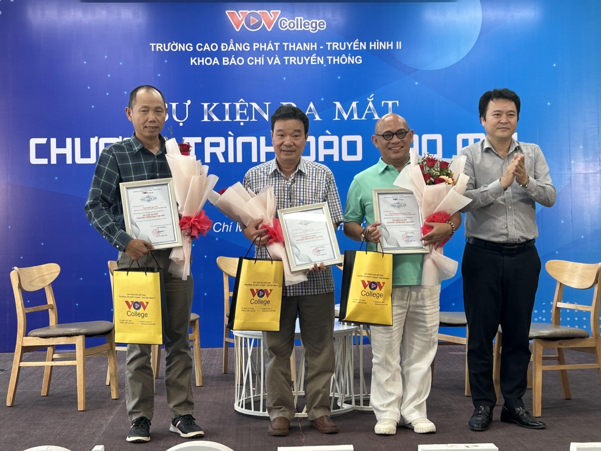 Các đại biểu tại Sự kiện ra mắt chương trình đào tạo mới của Khoa Báo Chí và Truyền thông.
