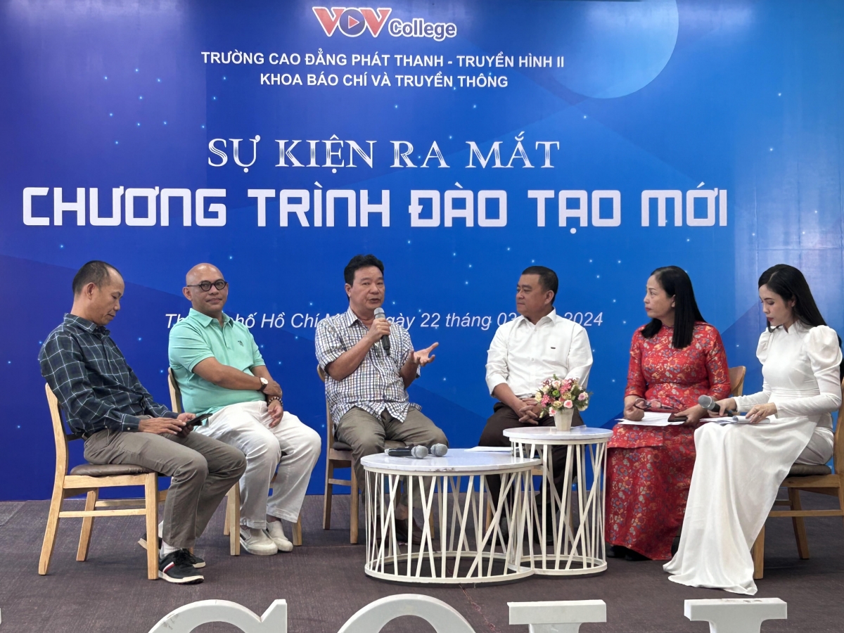 Các khách mời trao đổi về cơ hội việc làm của sinh viên khoa Báo chí và truyền thông với chương trình đào tạo mới