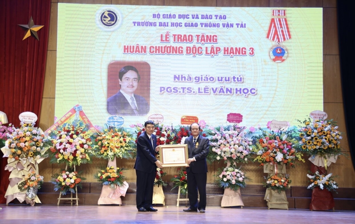PGS.TS Nguyễn Đắc Vinh, Chủ nhiệm Ủy ban Văn hóa, Giáo dục Quốc hội trao tặng Huân chương độc lập hạng 3 cho NGƯT PGS.TS Lê Văn Học, nguyên Hiệu trường nhà trường.