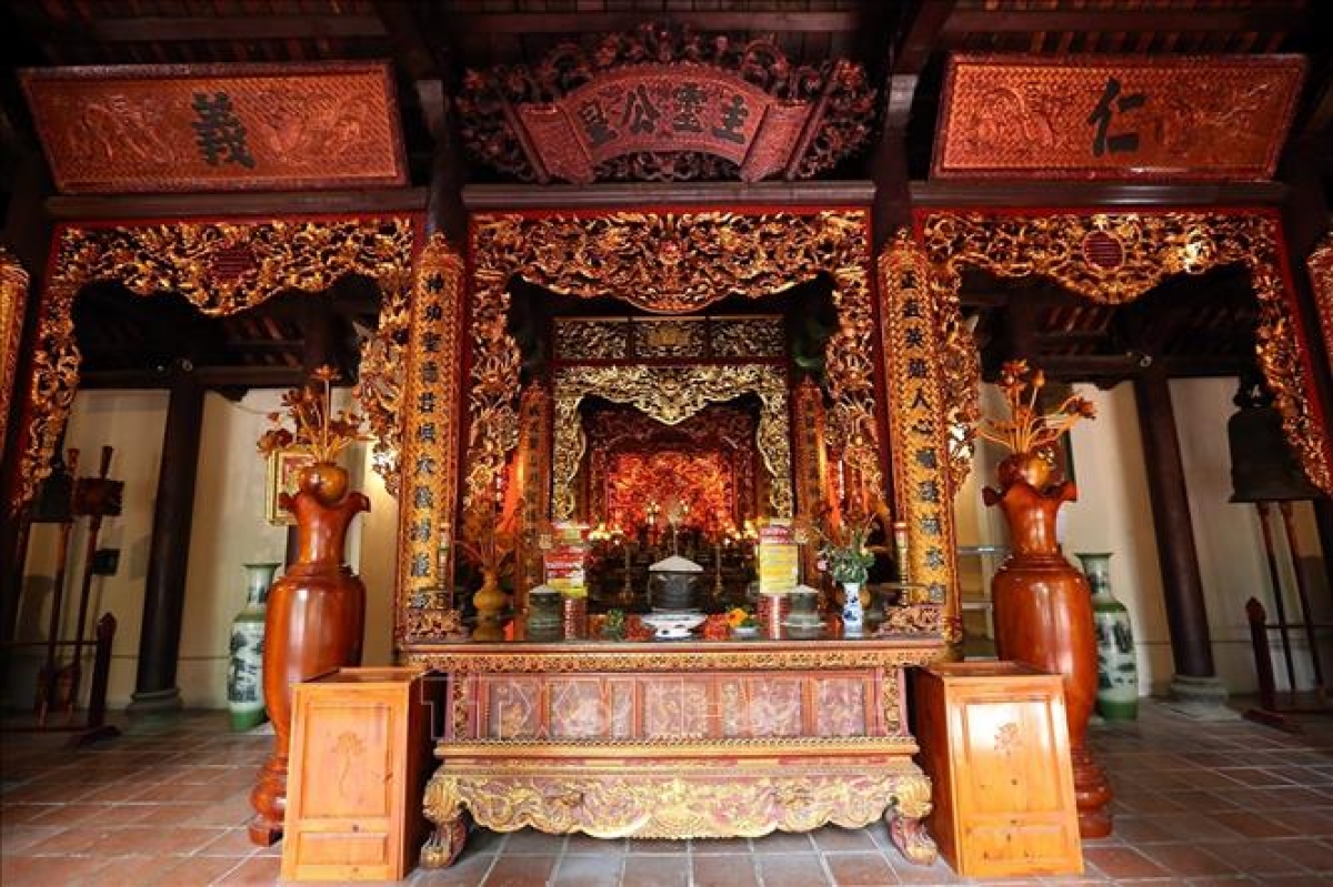 Bên trong Đền thờ Tướng quân Hoàng Công Chất