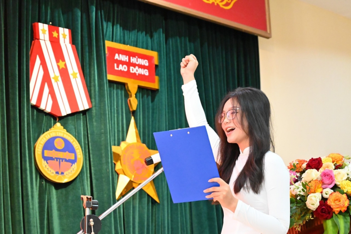 Lê Phương Nga học sinh lớp 12 chuyên Sinh tuyên thệ trước cờ Đảng