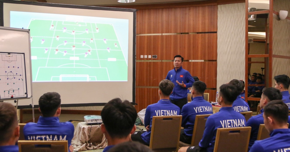 ĐT U23 nghiên cứu đối thủ trong trận ra quân (Ảnh: VFF)