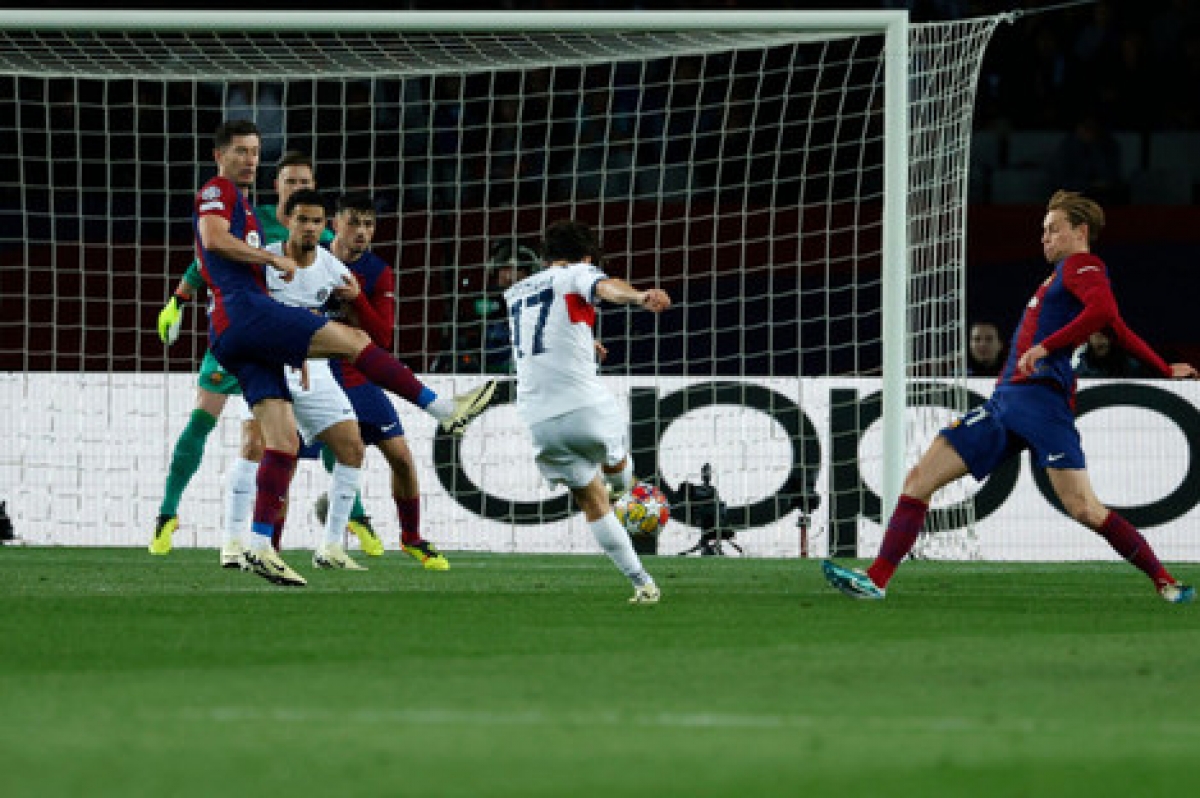 Vitinha (số 17) sút xa hiểm hóc làm bó tay thủ môn Marc Andre ter Stegen