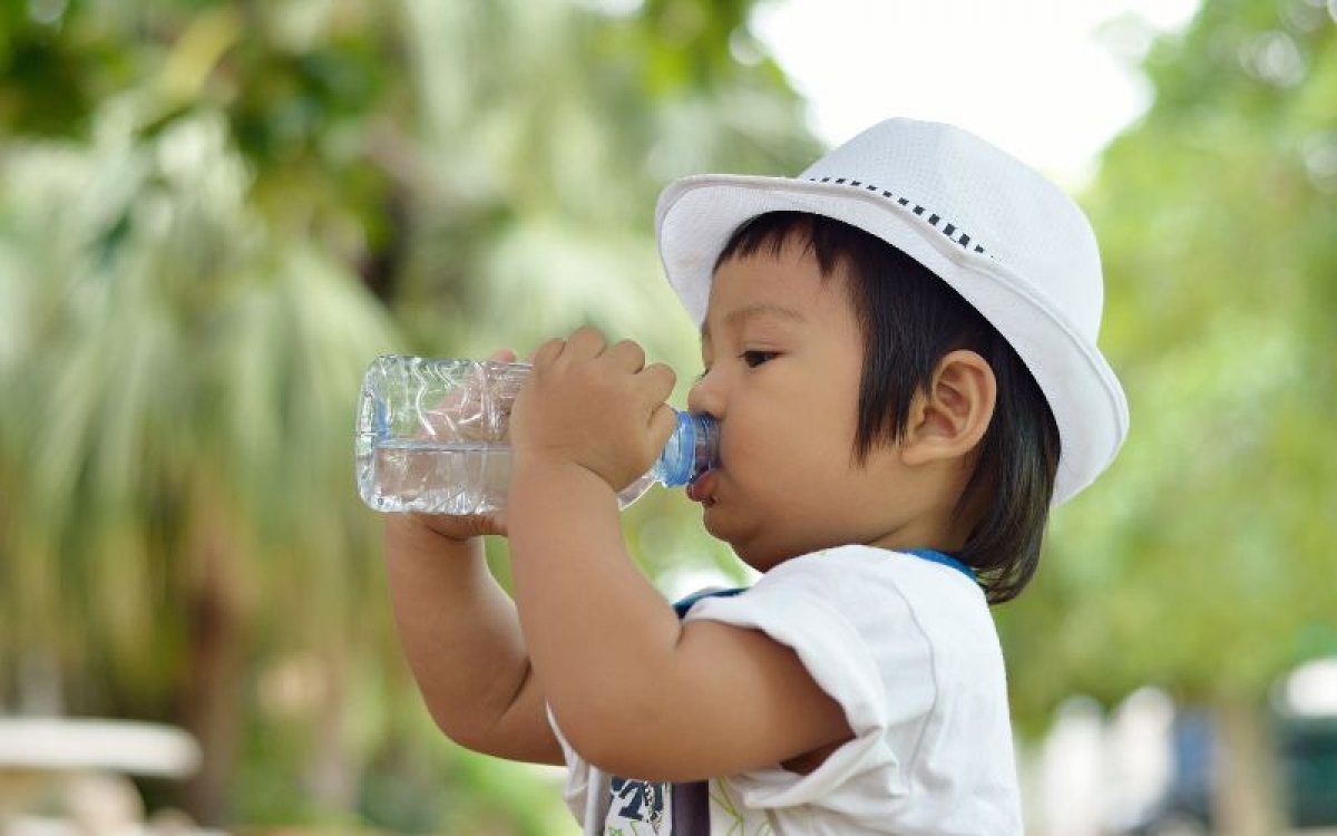 Trẻ cần được bổ sung nước đầy đủ, nhất là trong ngày nắng nóng để đảm bảo sức khỏe
