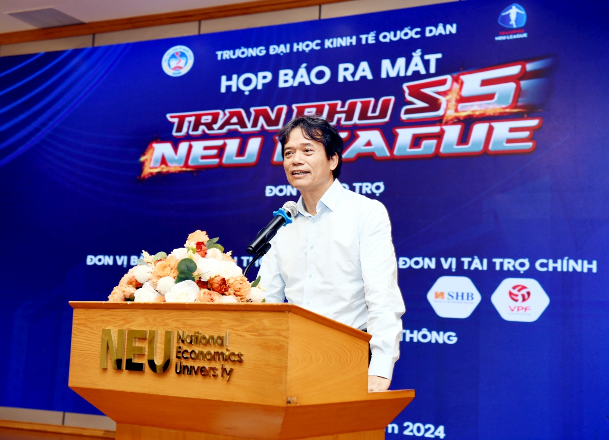 GS.TS Phạm Hồng Chương – Hiệu trưởng nhà trường phát biểu trong cuộc họp báo