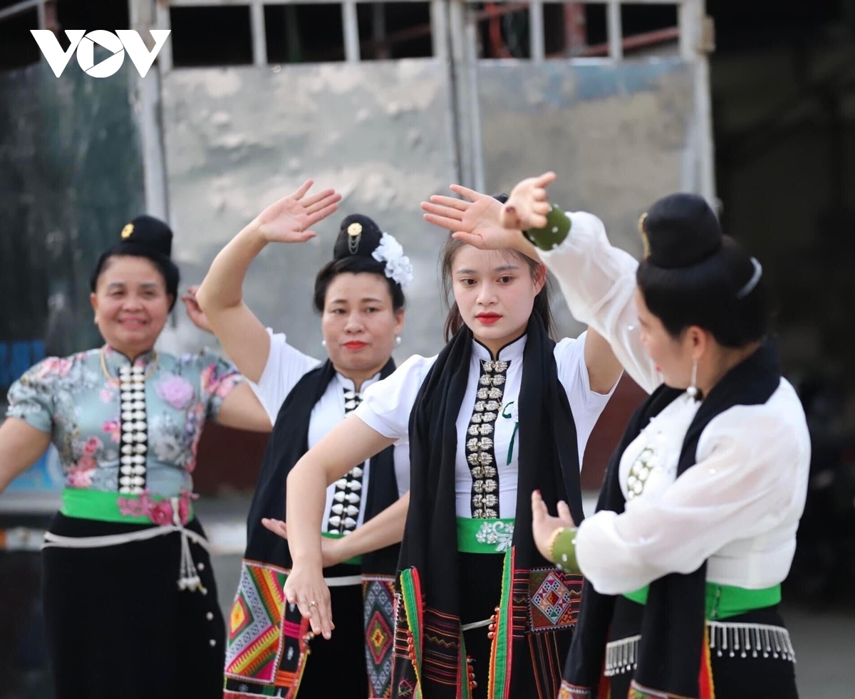 Chị Lò Thị Hương và chị em đội văn nghệ bản Him Lam 2 tập văn nghệ, chuẩn bị cho các buổi giao lưu đón khách
