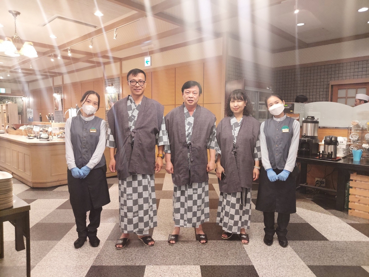 Các thầy cô gặp gỡ các em sinh viên của trường trong kỳ thực tập tại Nhật Bản
