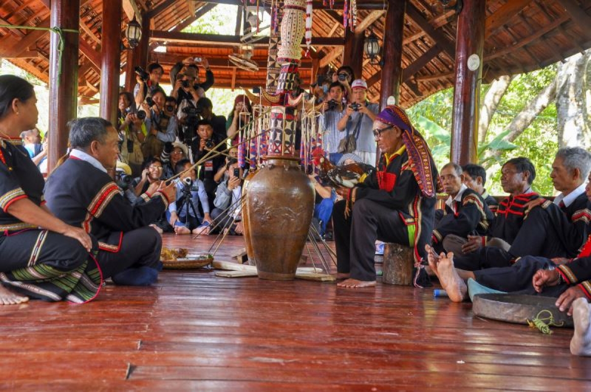 Khi 2 người cảm thấy hợp nhau, sẵn sàng cùng nhau chia sẻ vui buồn, họ sẽ làm lễ kết nghĩa để cùng làm anh em một nhà với sự chứng kiến của họ hàng và dân bản. Ảnh: Làng VHDL các DTVN