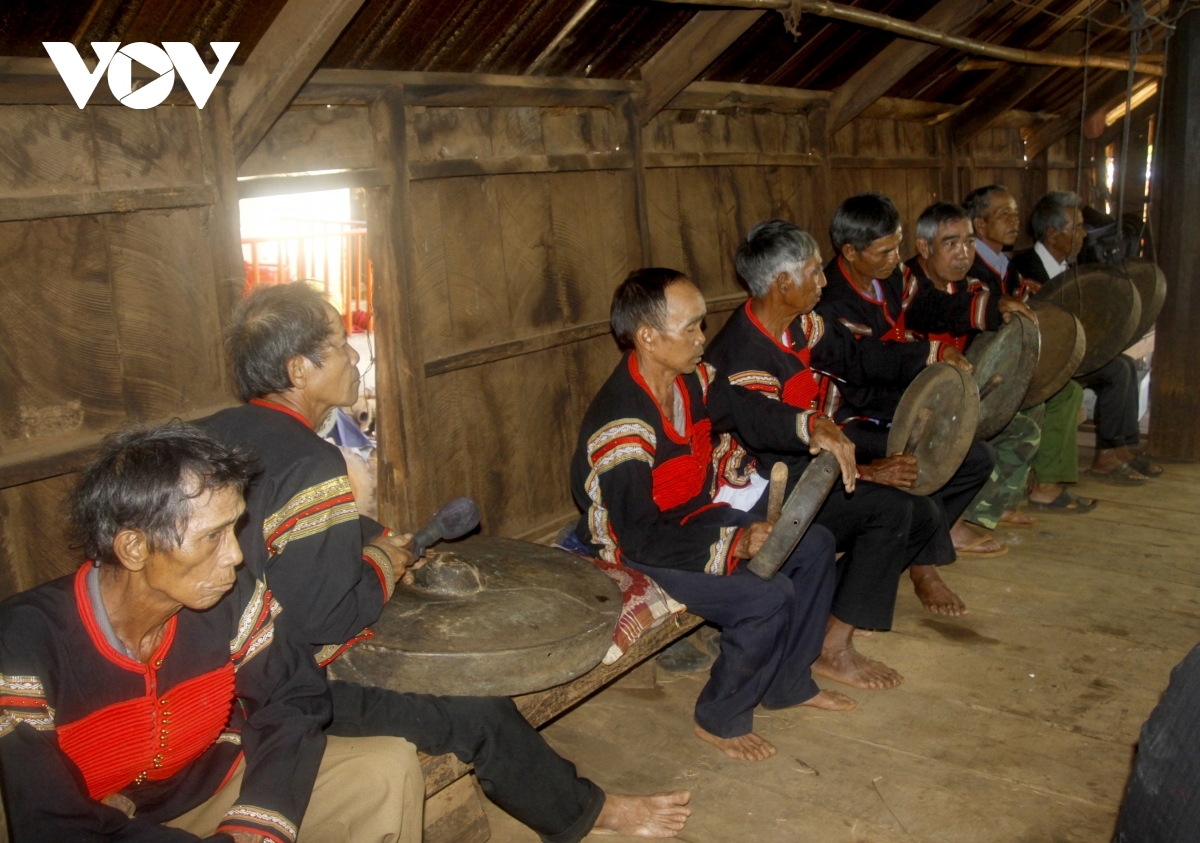 Sau phần nghi lễ, khi tiếng cồng chiêng cất lên, mọi người cùng tay nắm tay chung vui trong những điệu dân vũ truyền thống