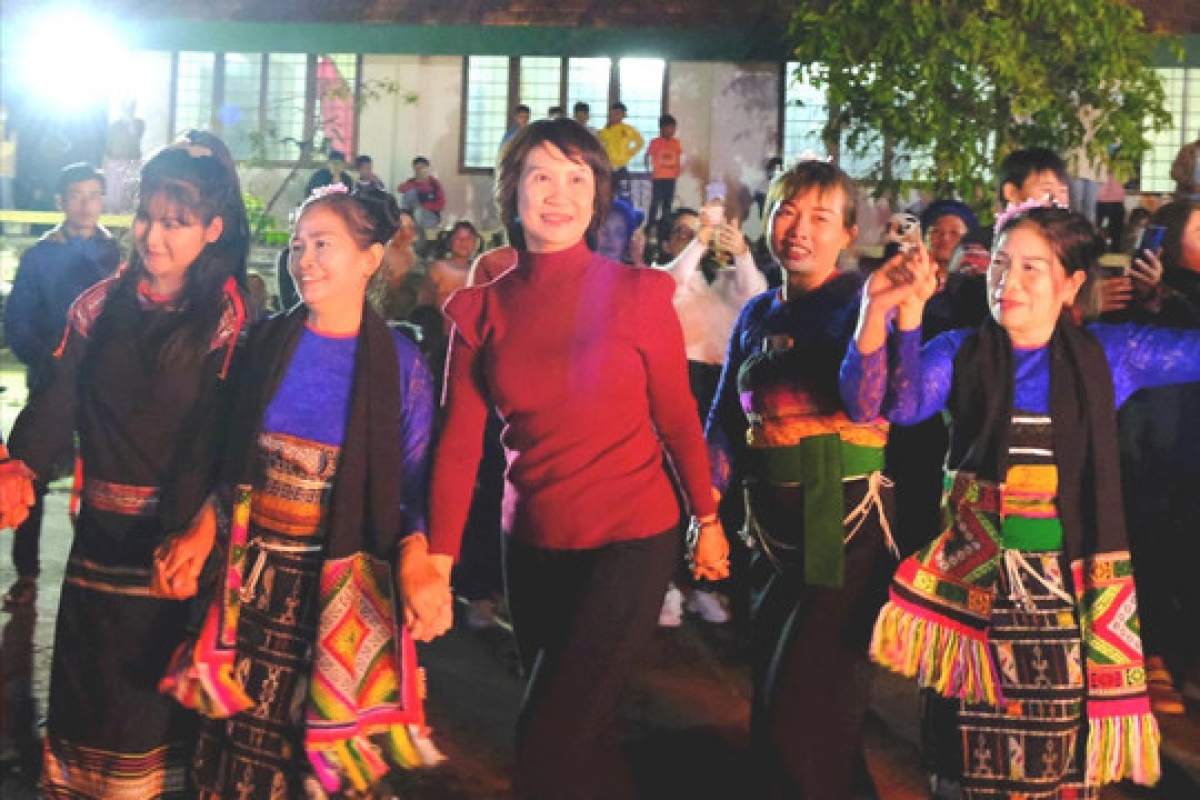 Lễ kết nghĩa anh em không chỉ là mối gắn kết giữa 2 người mà còn là dịp để họ hàng, dân bản chung vui thân ái
