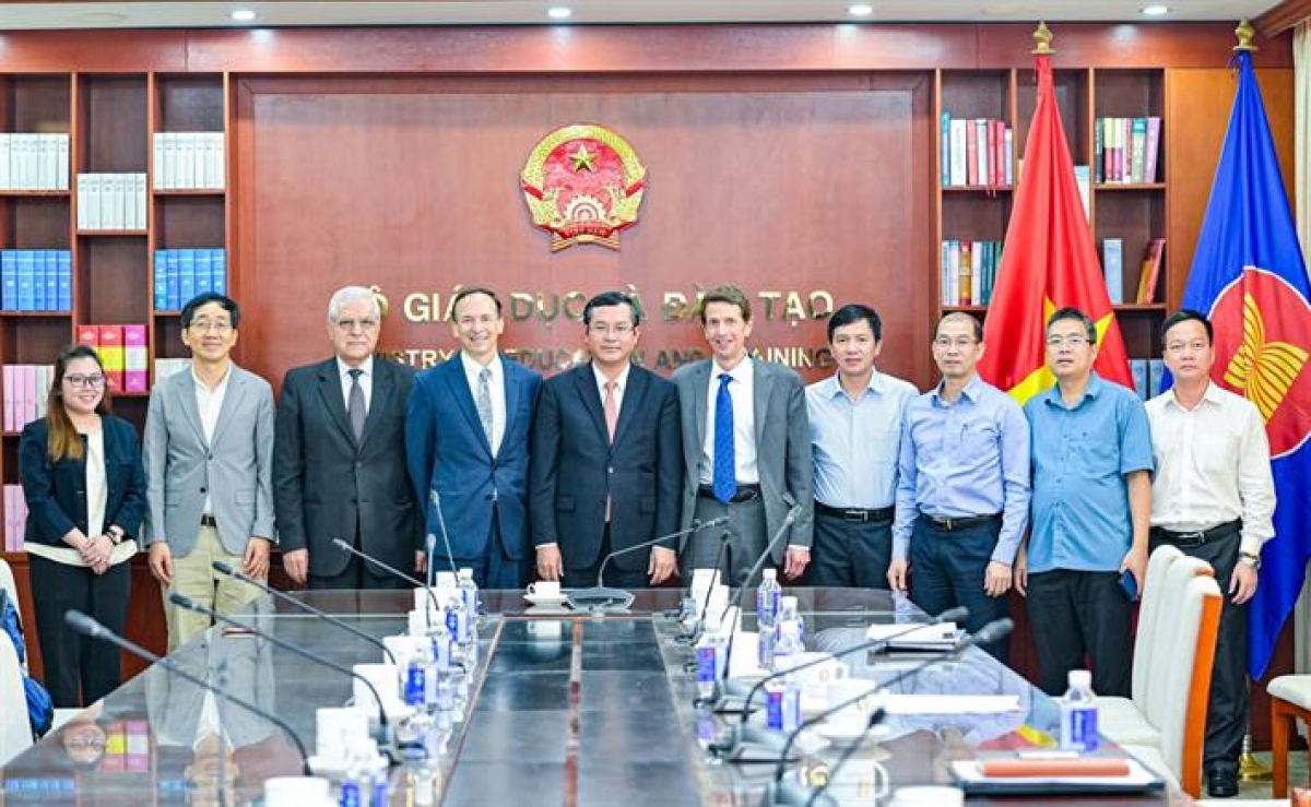 Thứ trưởng Nguyễn Văn Phúc và các thành viên hai bên tại buổi tiếp
