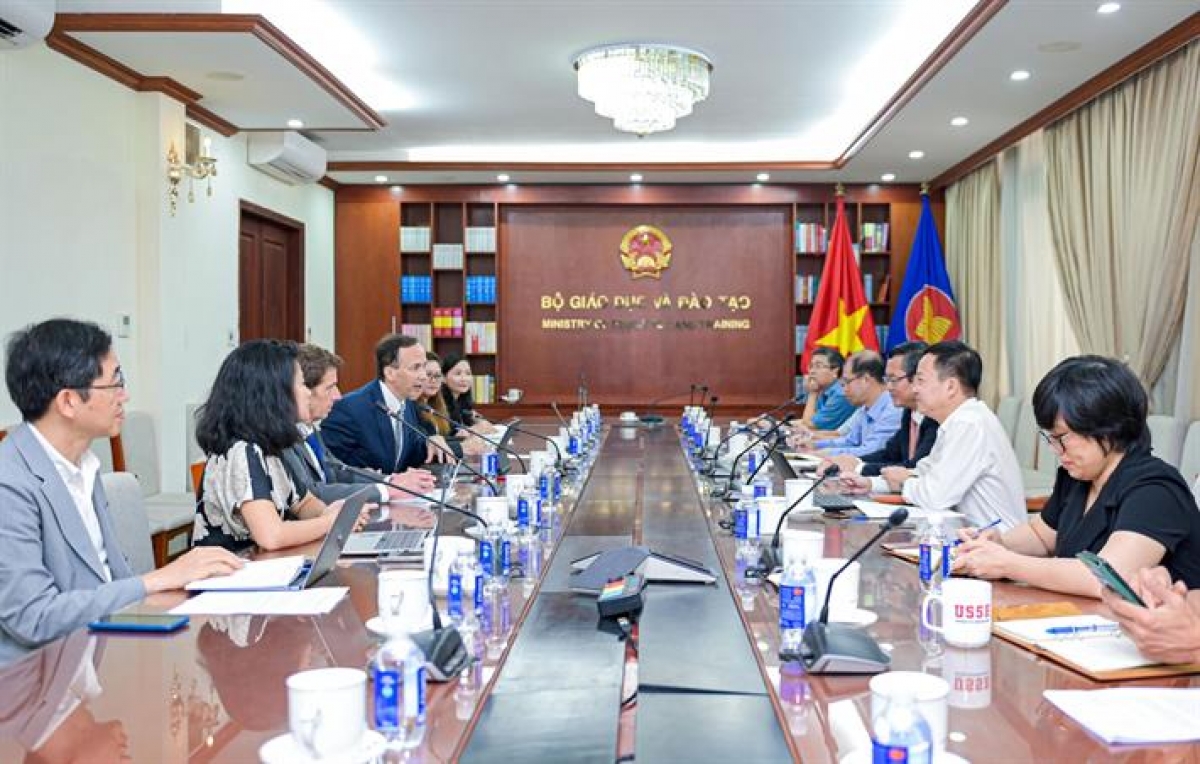 Quang cảnh buổi làm việc của Thứ trưởng Nguyễn Văn Phúc - và lãnh đạo Trường ĐH Fulbright Việt Nam, các thành viên của NECHE