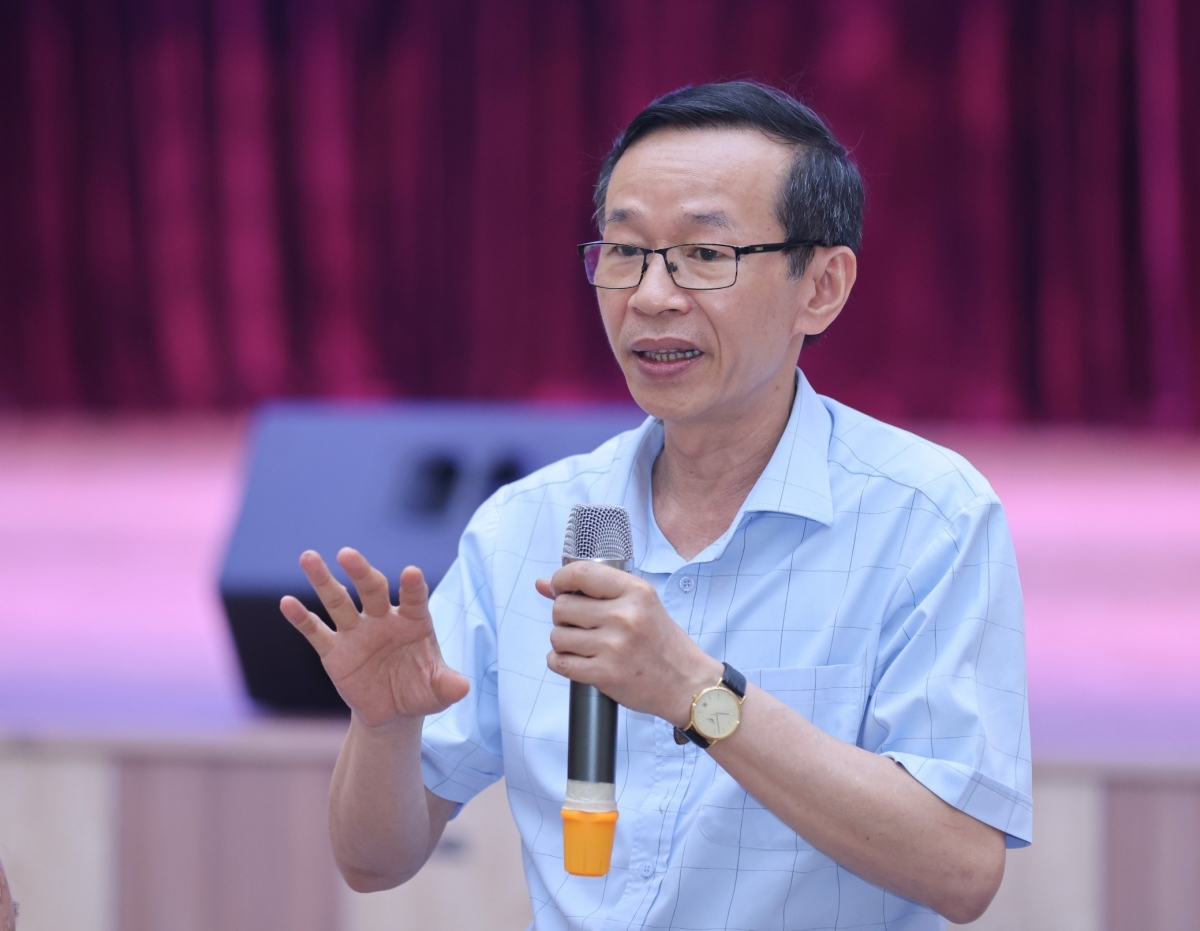 GS Nguyễn Văn Minh, Hiệu trưởng trường Đại học Sư Phạm Hà Nội chia sẻ cùng sinh viên tại buổi lễ
