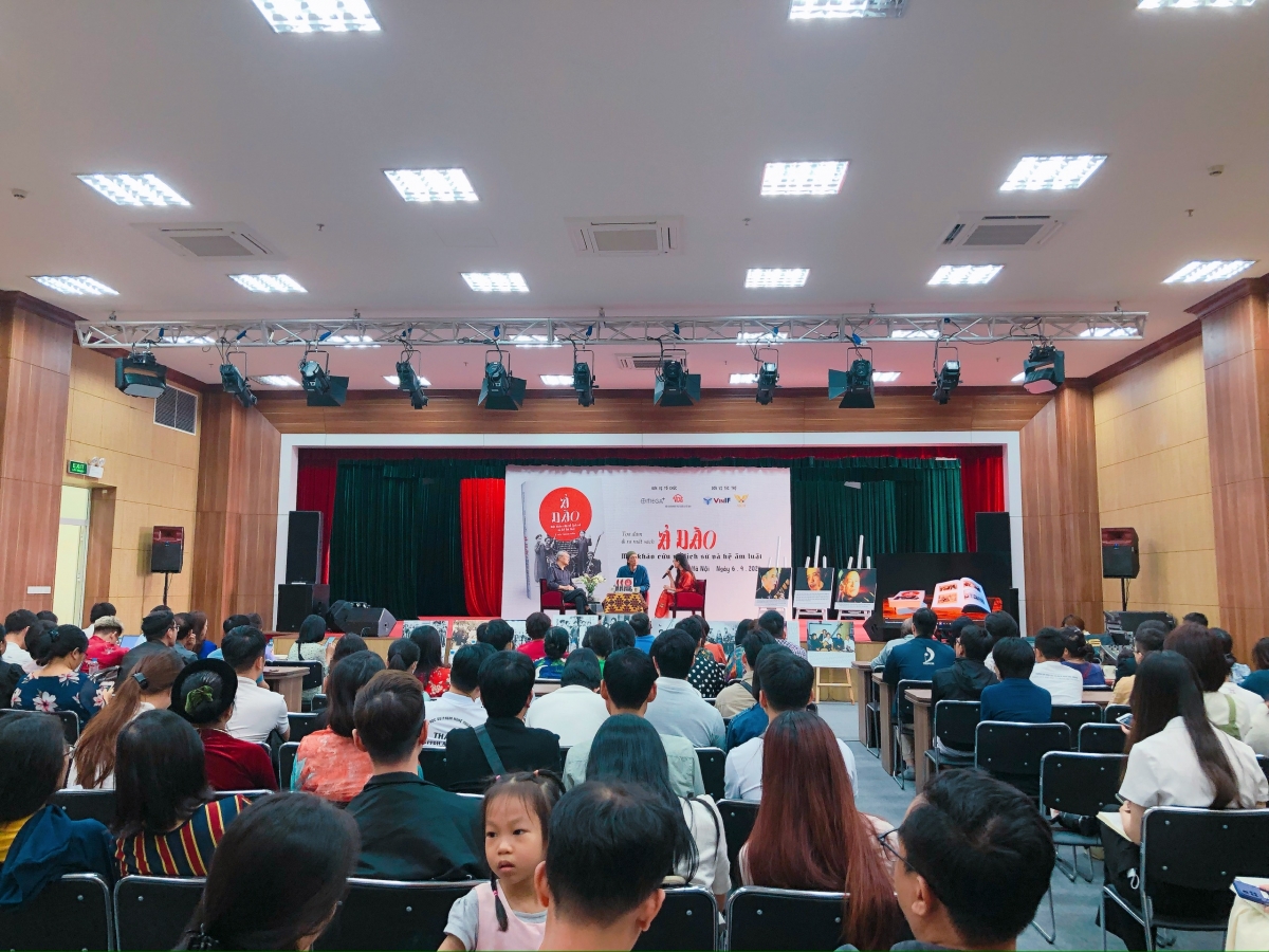 Toàn cảnh không gian tọa đàm trong lễ ra mắt sách " Ả Đào- Một khảo cứu về lịch sử và hệ âm luật"
