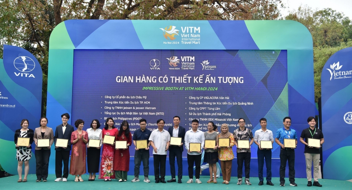 BTC trao Kỷ niệm chương cho các đơn vị có gian hàng thiết kế ấn tượng tại hội chợ