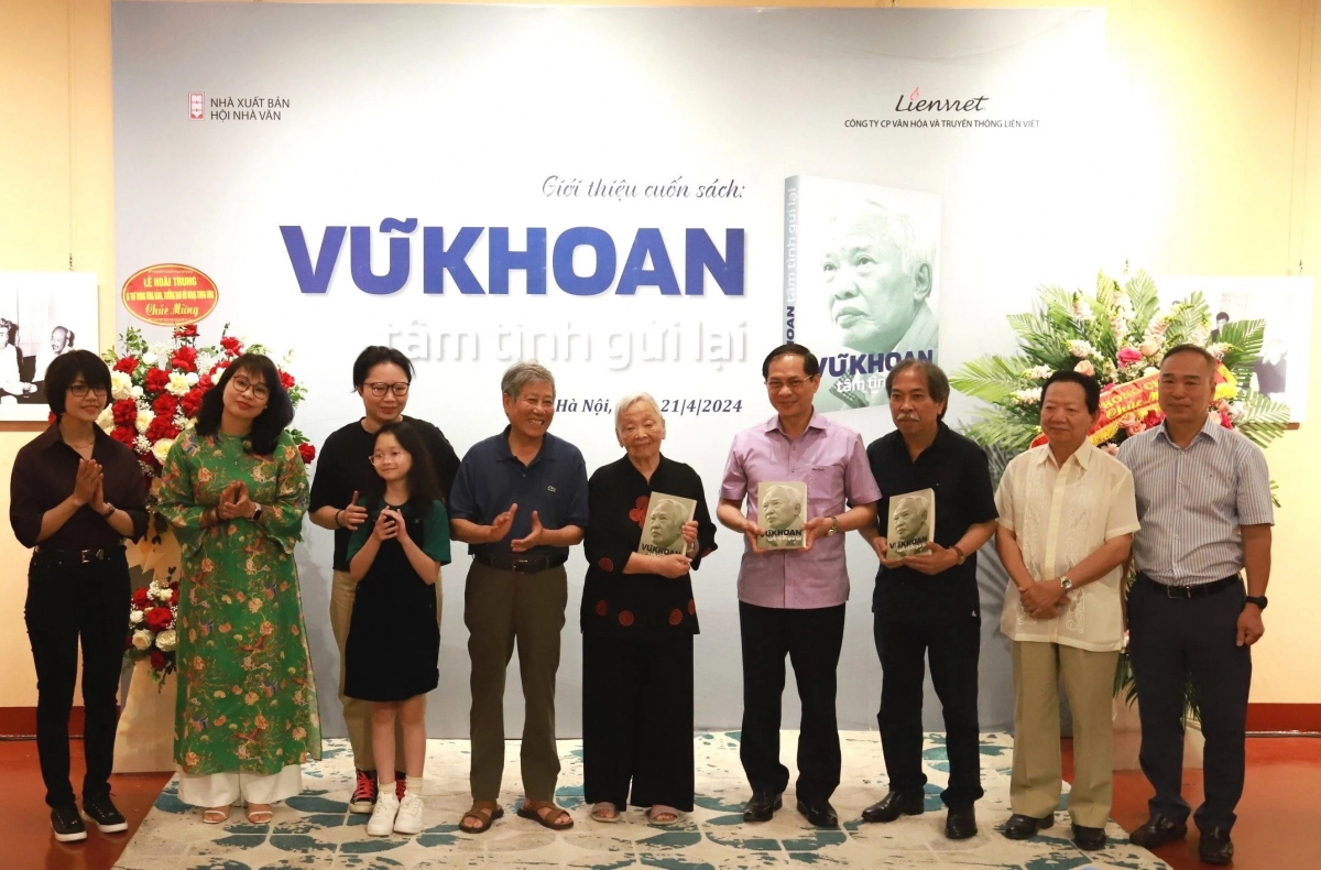 Tặng sách cho các đại biểu, khách mời tham dự lễ ra mắt sách "Vũ Khoan tâm tình gửi lại"