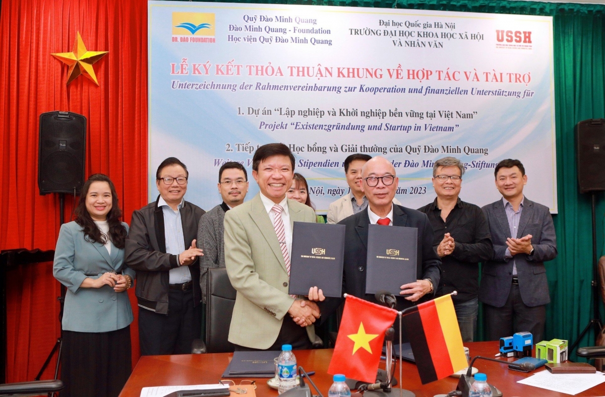 GS.TS Hoàng Anh Tuấn - Hiệu trưởng Trường Đại học KHXH&NV, Đại học Quốc gia Hà Nội và TS Đào Minh Quang (Việt kiều Đức) ký kết hợp tác