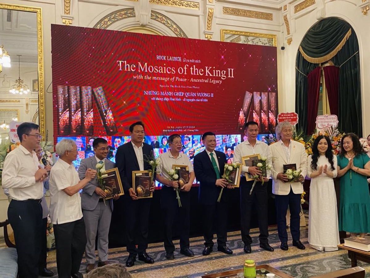 Tác giả Nguyễn Thị Bích Yến (người mặc áo dài trắng) tri ân một số nhân vật trong "Những mảnh ghép quân vương II"