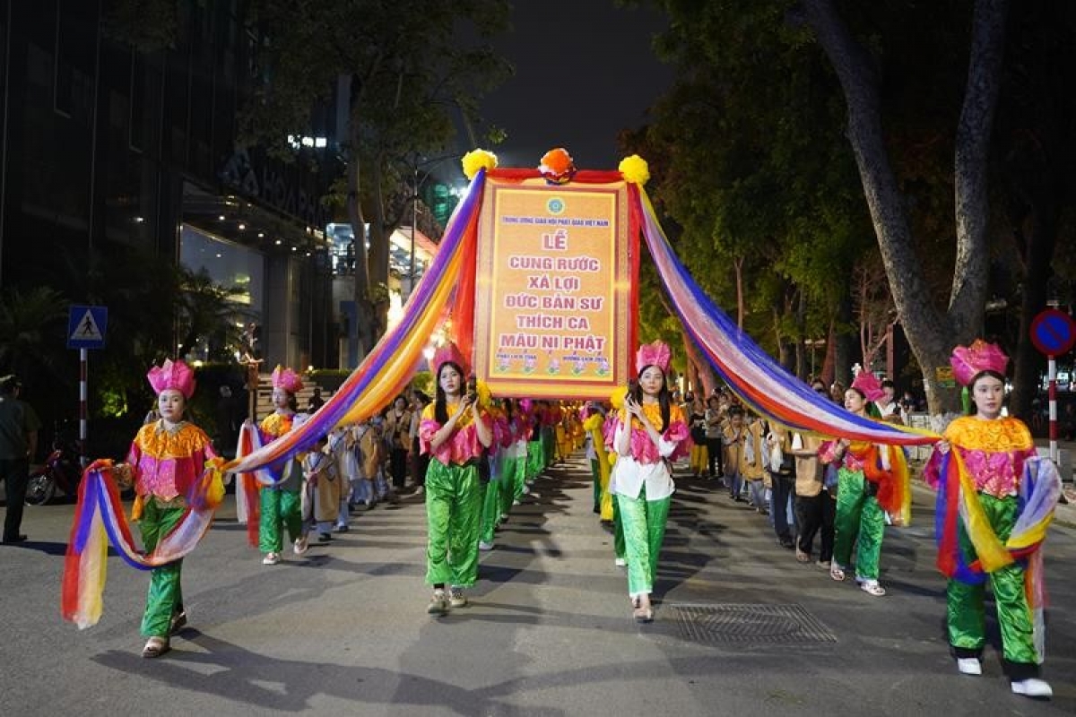 Đoàn lễ rước đã đi qua những con phố lớn của Thủ đô Hà Nội, ánh sáng từ những xe hoa, kiệu Phật, hay từ chính những chiếc đèn bông sen trên tay mỗi Phật tử, hòa cùng tiếng niệm hồng danh Đức Bản Sư Thích Ca Mâu Ni Phật đã tạo nên một không gian lắng đọng, an yên trong lòng mỗi người con Phật tử (ảnh KT)