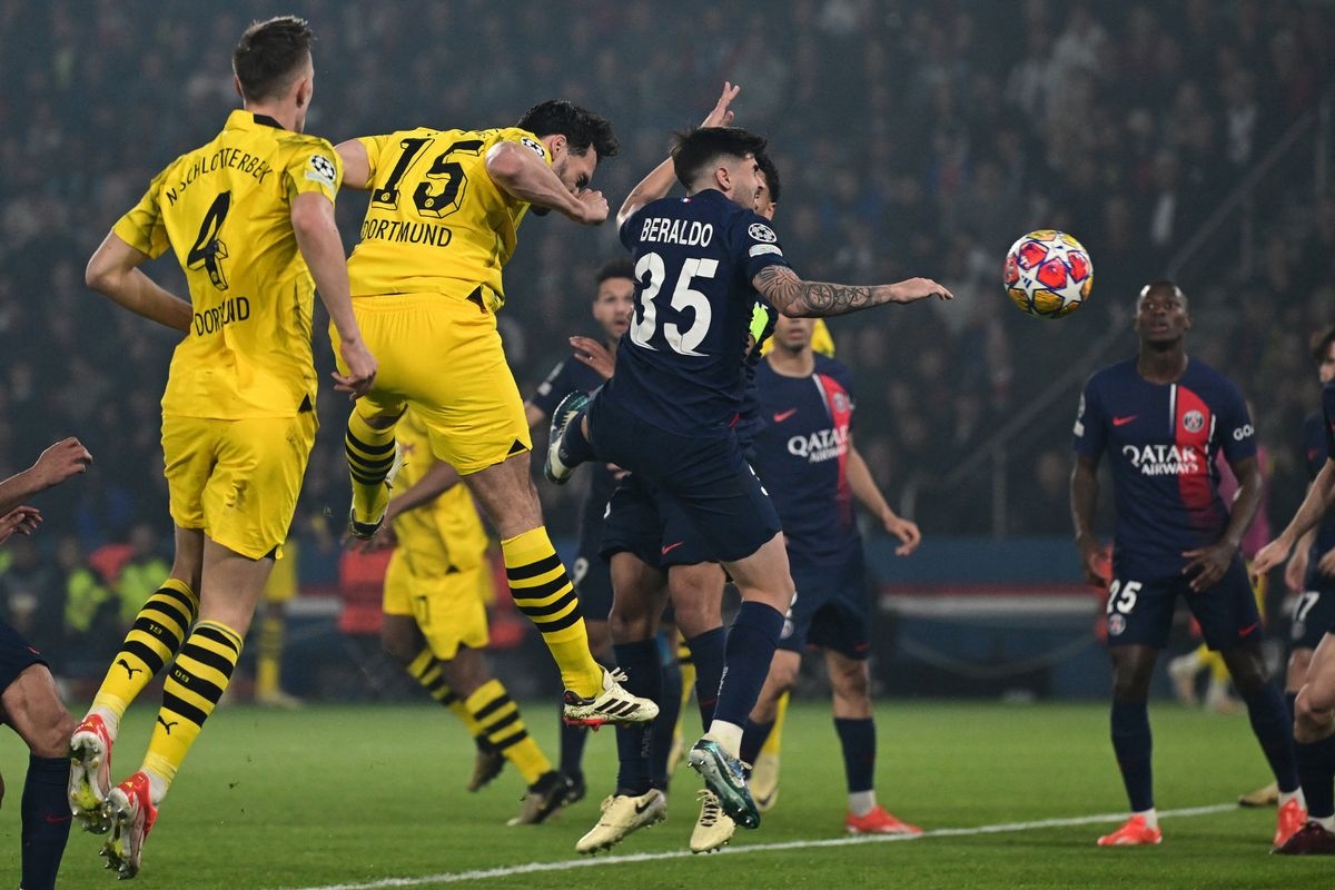  Mats Hummels (số 15 - trang phục màu vàng) đánh đầu ghi bàn cho Dortmund trong trận bán kết lượt về