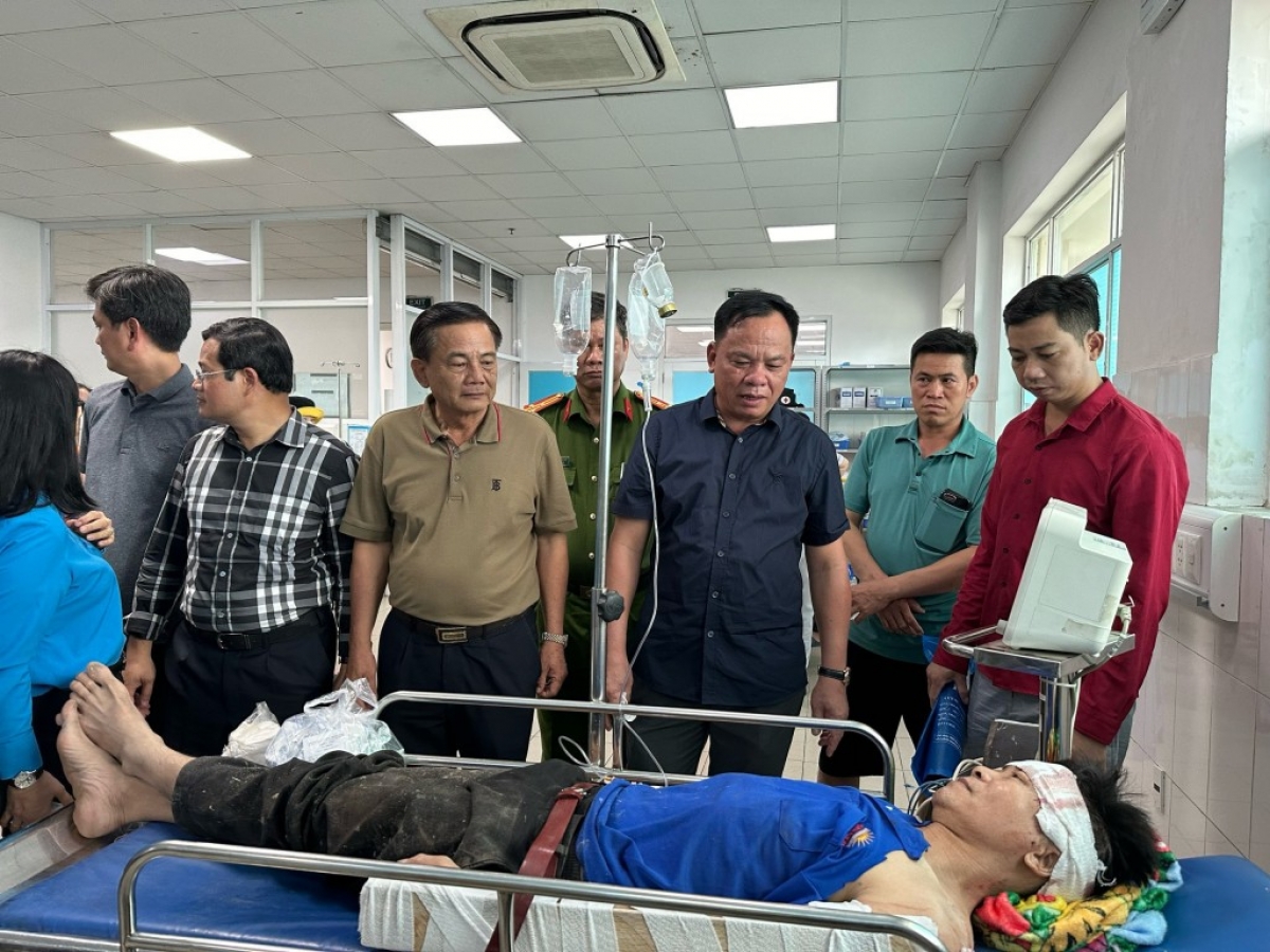 Quyền Chủ tịch UBND tỉnh Đồng Nai Võ Tấn Đức (thứ 3 từ phải qua) thăm hỏi công nhân đang điều trị tại Bệnh viện đa khoa Thống Nhất (ảnh KT)
