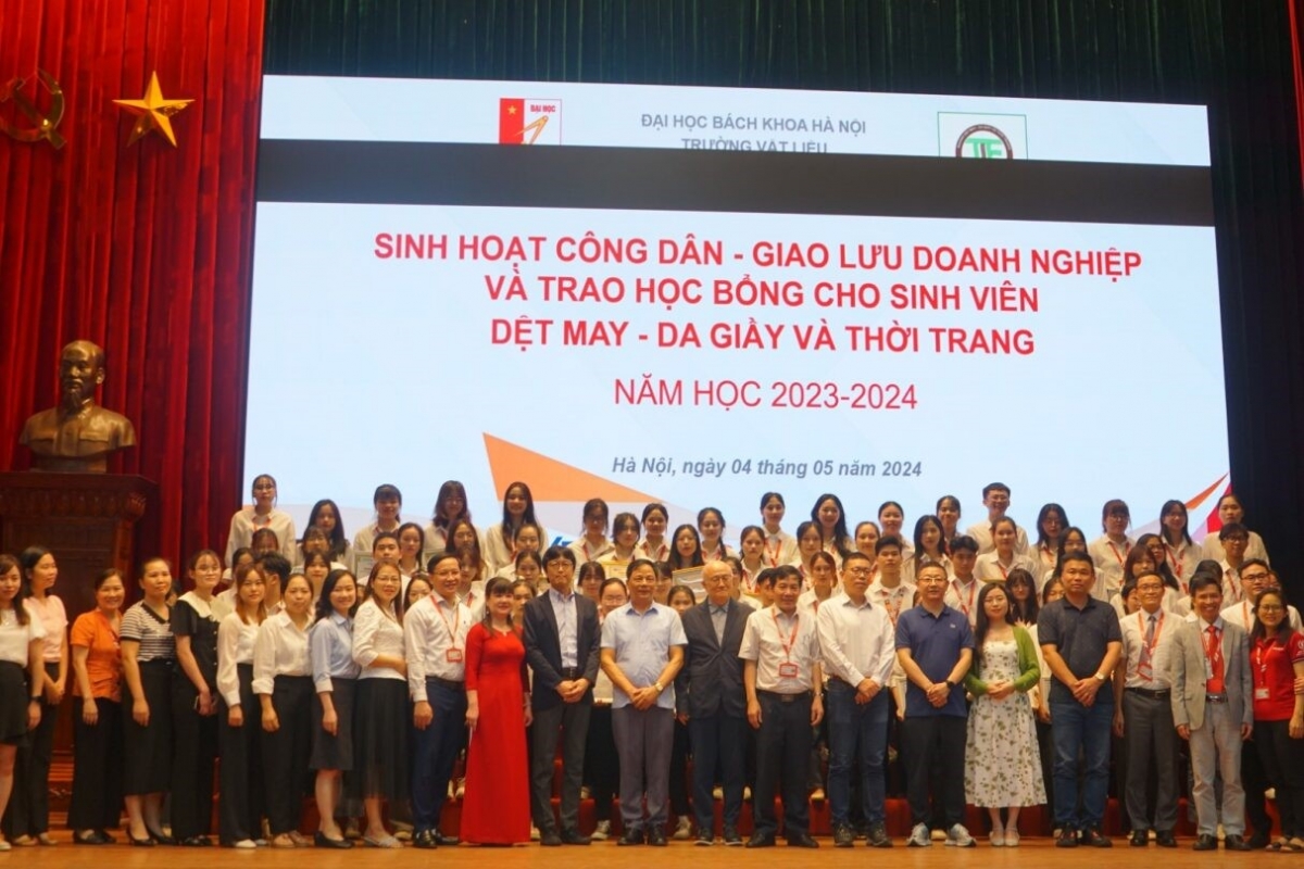 Sinh viên Khoa Dệt May - da giày Thời trang trường Vật Liệu ĐH BK Hà Nội nhận học bổng từ các doanh nghiệp.